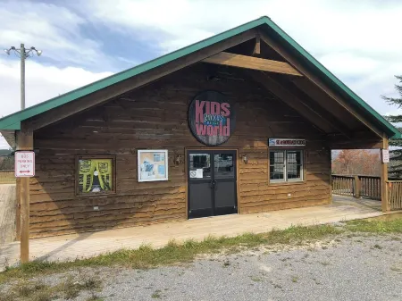 Amazing 2 Bed/2 Bath Ski-in & Ski-Out with Night Skiing.  Sleeps 8 Comfortably