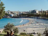 Stylish 2-Bed Apartment with BBQ Patio Near Beach