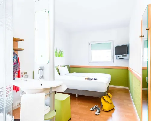 Ibis Budget Saint-Quentin Centre Gare โรงแรมในปีการ์ดี