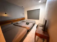 Buton Backpacker Lodge - balcony