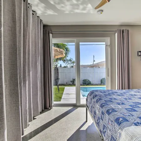 1 Mi to Deerfield Beach: Stylish Studio w/ Pool!