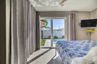 1 Mi to Deerfield Beach: Stylish Studio w/ Pool! - 3-Star