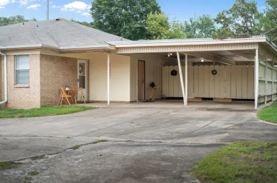 2-bd, 2-ba apartment in a prime location of Fort Smith. WiFi, AC, TV, and more.