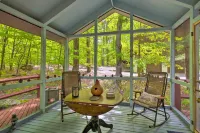 Deck & Resort Amenities: Pocono Lake Home - 3 estrellas