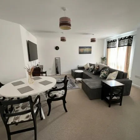 Central 2-Bed Apartment - Sleeps 5 & Free Parking