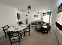 Central 2-Bed Apartment - Sleeps 5 & Free Parking - 2-Star