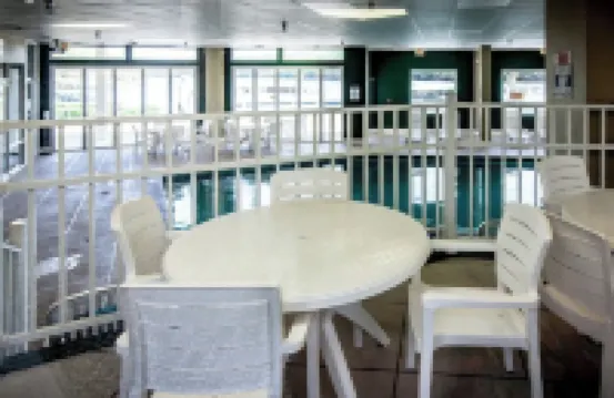 9102 Towers! Quiet! Elevators, indoor pool. Oct-May Travel Nurses welcome!!