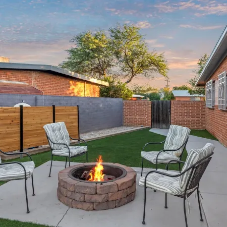 Lester Place: Retro-Inspired Artist’s Escape with Pool!