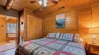 Romantic Creekside Cabin only 3 miles from Downton Bryson City!