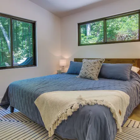 Modern Cabin w/ Hot Tub & Fire Pit in Fairview!