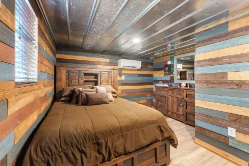 Deer Trail Cabin sleeps 6 people