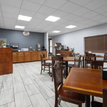 Super 8 by Wyndham Macon West