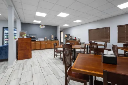 Super 8 by Wyndham Macon West