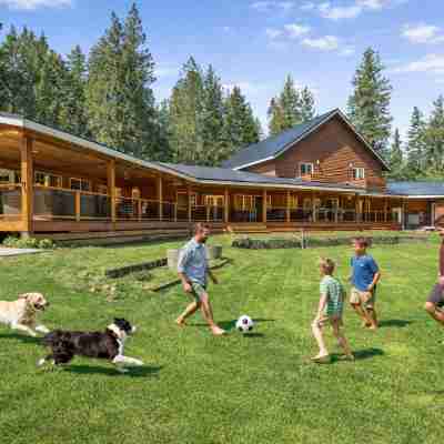 River Road Lodge 7 Bedroom Lodge by NW Comfy Cabins by RedAwning Hotel Exterior