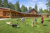 River Road Lodge 7 Bedroom Lodge by NW Comfy Cabins by RedAwning - Jacuzzi
