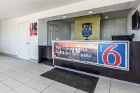 Motel 6 Fort Worth, TX - North - parkir