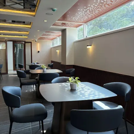 Zipp Hotel Rosalba Отели рядом с достопримечательностью «Бизнес-комплекс RMZ Infinity»