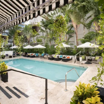 โรงแรมครอยดอน โรงแรมใกล้คอลลินส์พาร์ค