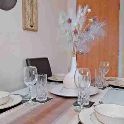 Executive 2Bed City Centre Apartment in Aberdeen Dining/Meeting Rooms