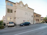Apartment Tom Hotels in Omis