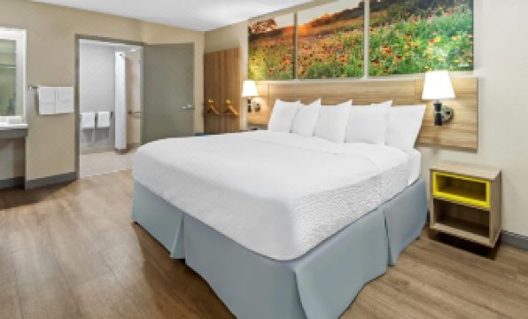 Days Inn & Suites by Wyndham DeSoto