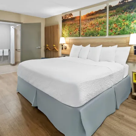 Days Inn & Suites by Wyndham DeSoto
