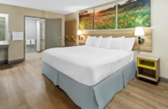 Days Inn & Suites by Wyndham DeSoto