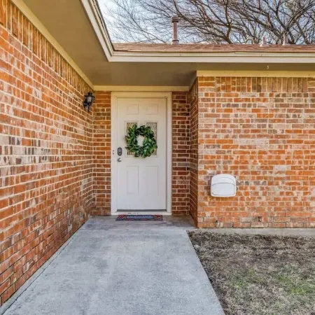 Centrally Located 3BR 2BA - !