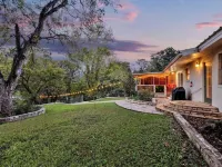 Luxury Lakefront Oasis with Boat Dock-Firepit Hotels in McQueeney