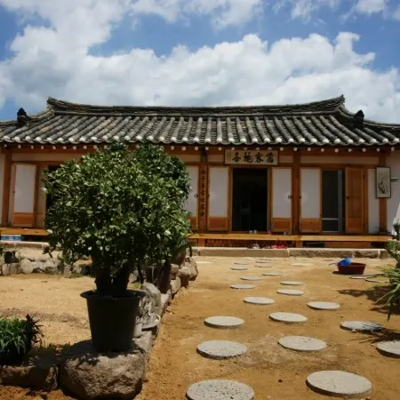 Gyeongju Hwangnam Old House Pension Отели рядом с достопримечательностью «Храм Сундокджон»