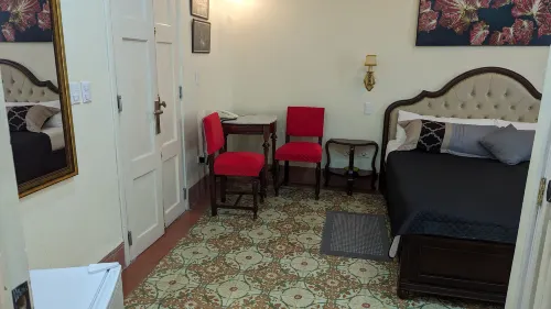 Old Havana Hideaway with King-Sized Bed & Private Balcony