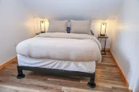 Hinesburg hideaway with hot tub! فنادق في 