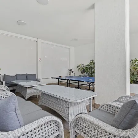 Bright 2 Bed Apartment With Ocean Views