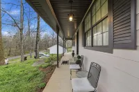 Modern Mcdonald Ranch Serene Wooded Escape 4 Bedroom Cottage - 3-Star