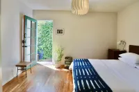 Fully remodeled charming 2Bed+ 2Bath Bungalow in iconic Venice Beach.