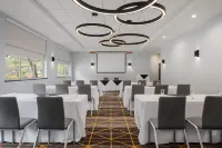 Holiday Inn VICTORIA – ELK LAKE by IHG - Pools