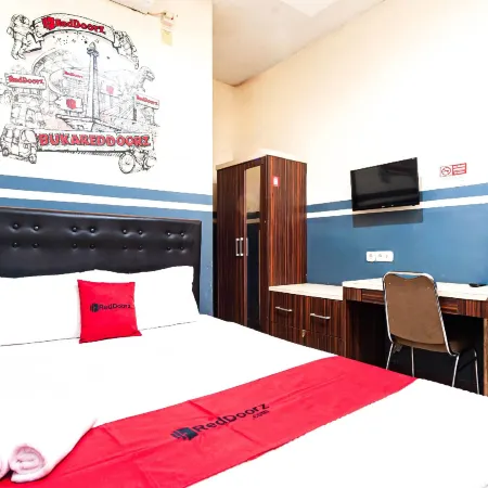 RedDoorz Plus Near Universitas Indonesia