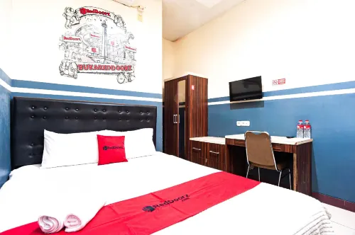 RedDoorz Plus Near Universitas Indonesia