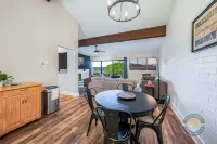 Modern Lake Geneva Condo With Pool and Patio - 4-stjärniga