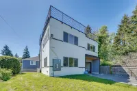 Rooftop Deck + Private Patio! West Seattle Home - Country Houses