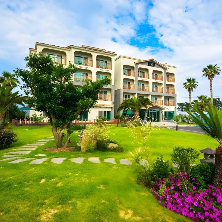 The Bay Jeju Resort Отели рядом с достопримечательностью «Храм Хелимса»