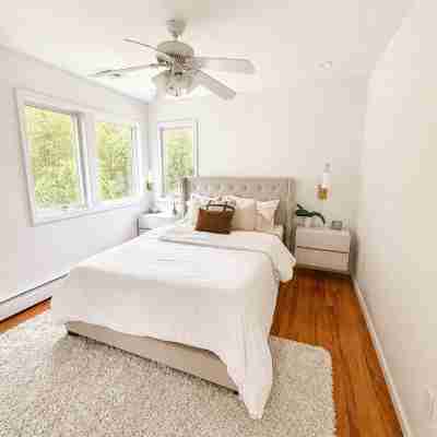 Hamptons Retreat • Hot Tub • Minutes to Beaches Rooms