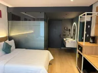 HOTEL MORE BY KAVIA Hotels near Revolution Monument