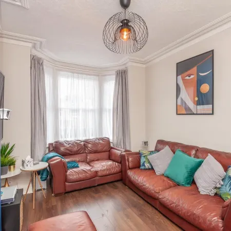 Leeds 4-Bed House - Sleeps 9 Free Parking & WiFi