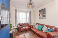 Leeds 4-Bed House - Sleeps 9 Free Parking & WiFi - 2 Yıldız