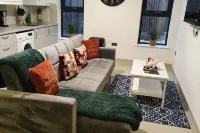 Leeds 3 Bed En-Suites Apartment Retreat- Sleeps 9 - 2-Star