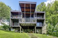Award-winning Mr Mid-modern-century - Homestays