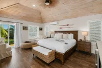 Newly Remodeled! Luxury Gated Beach Front Paradise - 3 ดาว