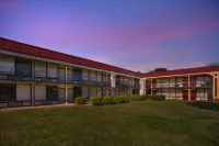 Red Roof Inn Montgomery - Midtown - parking