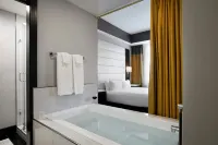 Hotel Metro, Autograph Collection - Hot Tub